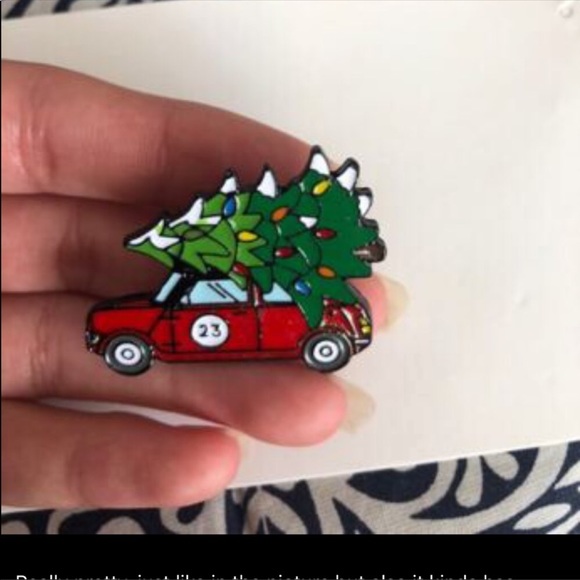 Christmas pin with truck carrying tree - Picture 3 of 3